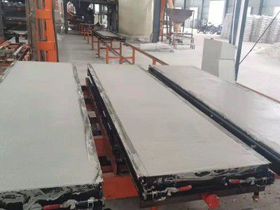 鎂質(zhì)發(fā)泡苯板夾芯保溫墻板設備